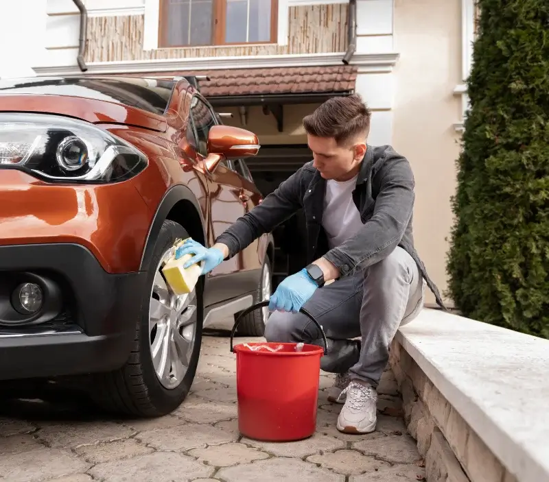 Lavage auto à domicile Bertren : professionnel intervenant sur un véhicule